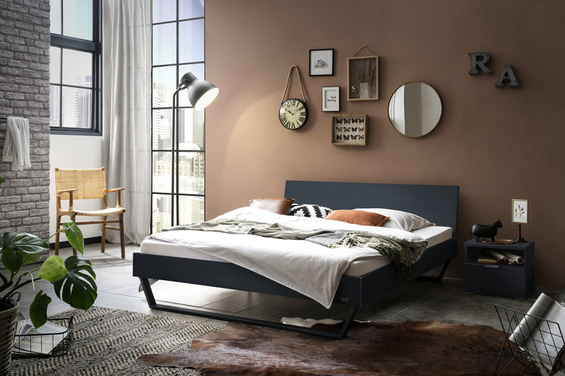 Hasena Bett Gleva: Industrial-Movie Design mit Anthrazit-Dekor und schwarzen Kufen