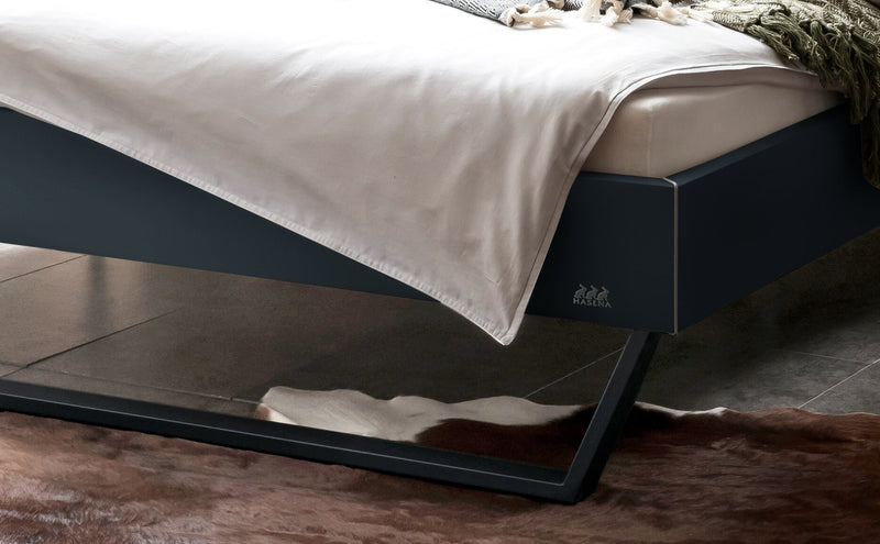 Hasena Bett Gleva: Industrial-Movie Design mit Anthrazit-Dekor und schwarzen Kufen