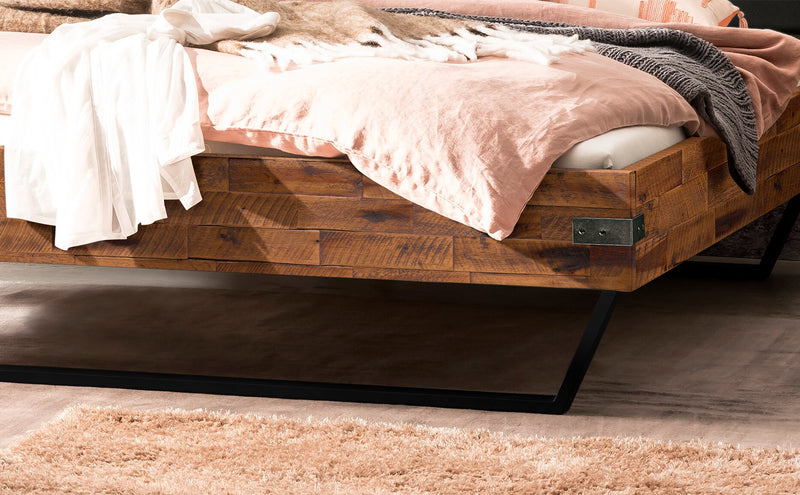 Hasena Lecona Bett Akazie Massivholz mit Kufen im Industrial-Loft-Look