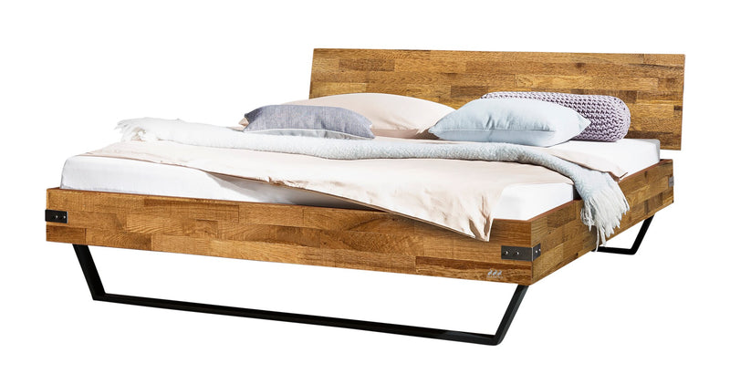 Hasena Bett Ezzo: Industrial-Loft-Design mit Akazie Massivholz und schwarzen Metall-Kufen