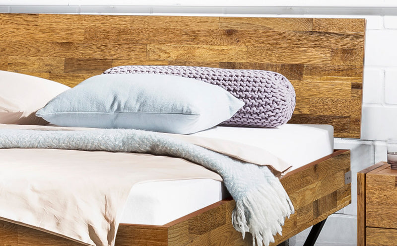 Hasena Bett Ezzo: Industrial-Loft-Design mit Akazie Massivholz und schwarzen Metall-Kufen