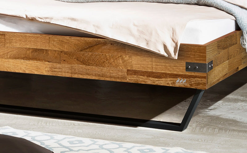Hasena Bett Ezzo: Industrial-Loft-Design mit Akazie Massivholz und schwarzen Metall-Kufen
