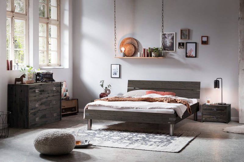 Hasena Bett Duno: Massives Akazienholz im Industrial-Loft-Stil mit markanten Metallfüßen