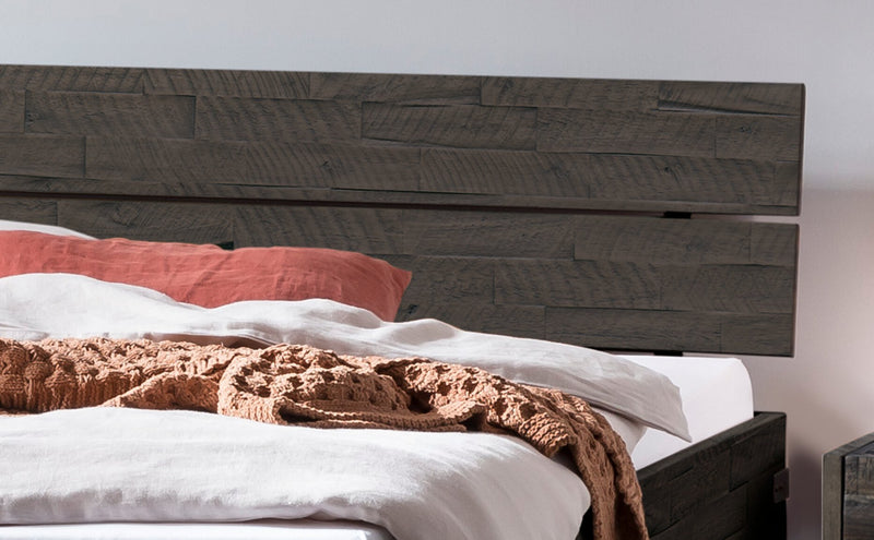 Hasena Bett Duno: Massives Akazienholz im Industrial-Loft-Stil mit markanten Metallfüßen