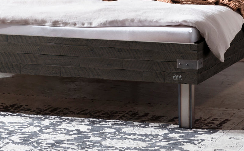 Hasena Bett Duno: Massives Akazienholz im Industrial-Loft-Stil mit markanten Metallfüßen