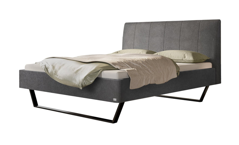 Hasena Polsterbett Juliana in Pace Grey mit schwarzen Metallkufen
