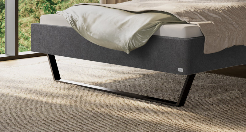 Hasena Polsterbett Juliana in Pace Grey mit schwarzen Metallkufen