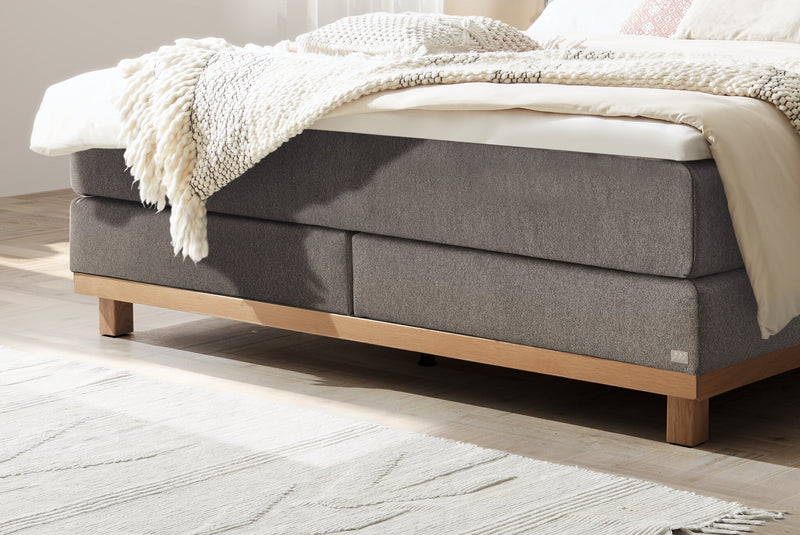 Hasena Boxspringbett Zamora in Eiche bright mit Bezug Pace grey und Topper
