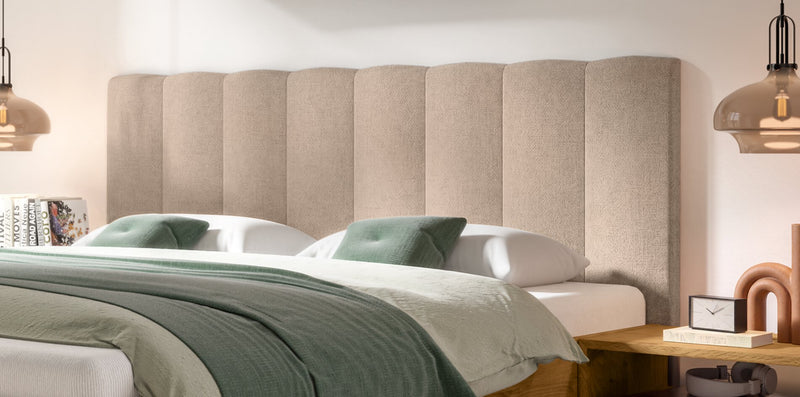 Hasena Bett Elio Bergamo Wildeiche natur geölt mit schwarzen Metallkufen