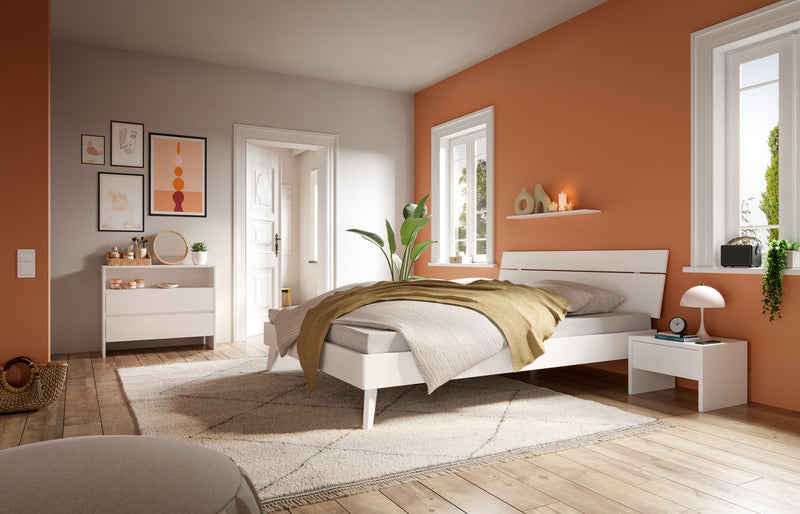 Hasena Floris Designbett Trento Weiß mit markanten Schrägfüßen und Kopfteil