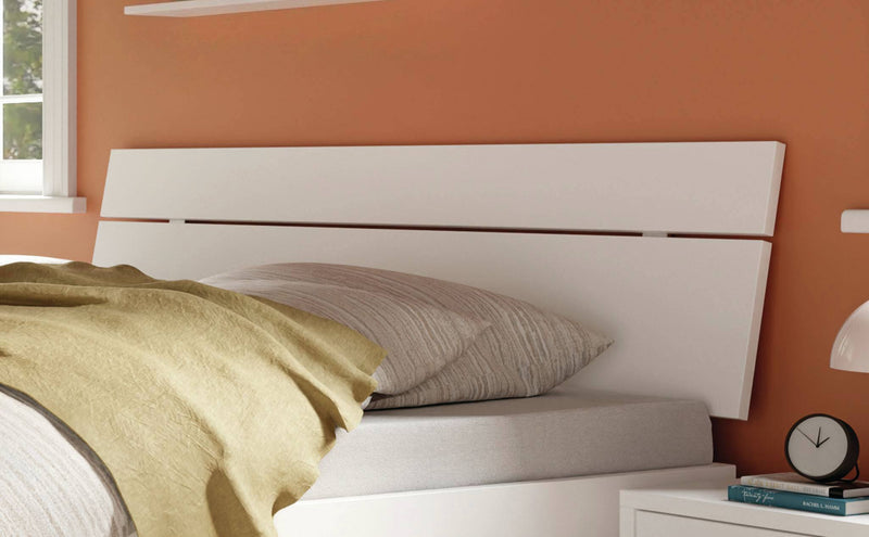 Hasena Floris Designbett Trento Weiß mit markanten Schrägfüßen und Kopfteil