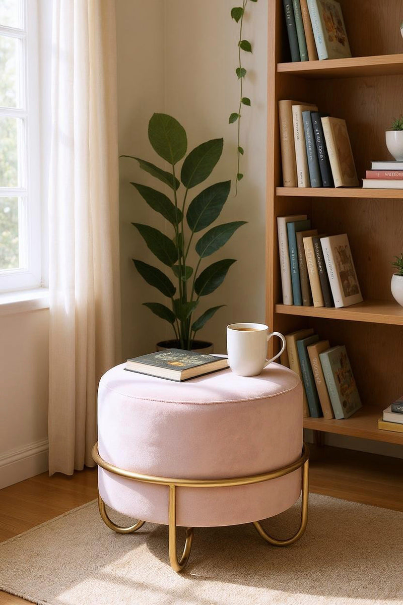 Haku Hocker rund in Creme-Rosa mit goldfarbenem Metallgestell