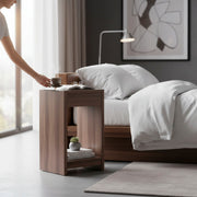 Beistelltisch Nussbaum mit Glasplatte, Schublade und Metallgriff – Ansicht 2