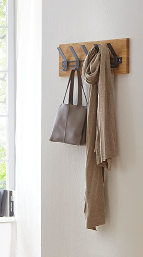Haku Wandgarderobe aus Eiche massiv mit 5 Metallhaken schwarz