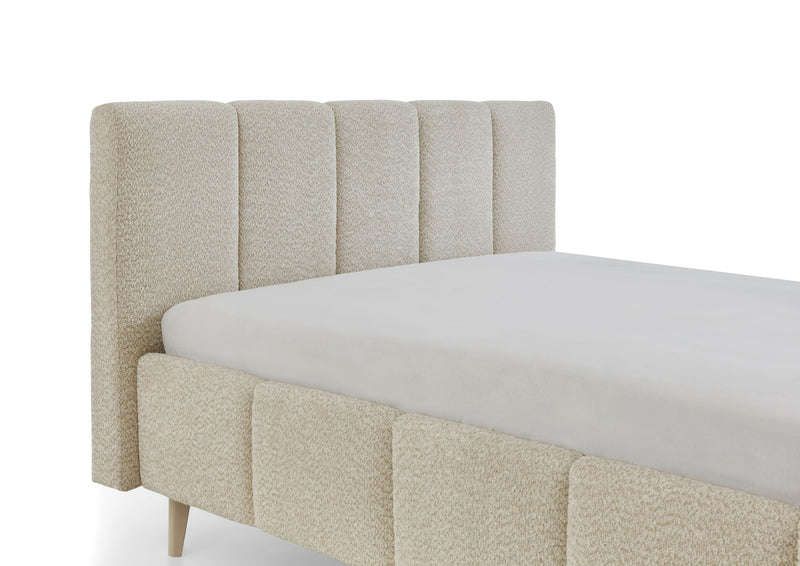 Polsterbett Alva mit Kopfteil-Einzügen und Holzfüßen in Creme – Ansicht 27