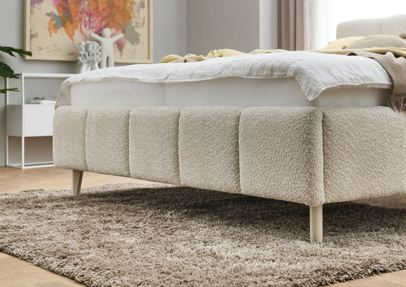 Polsterbett Alva mit Kopfteil-Einzügen und Holzfüßen in Creme – Ansicht 29