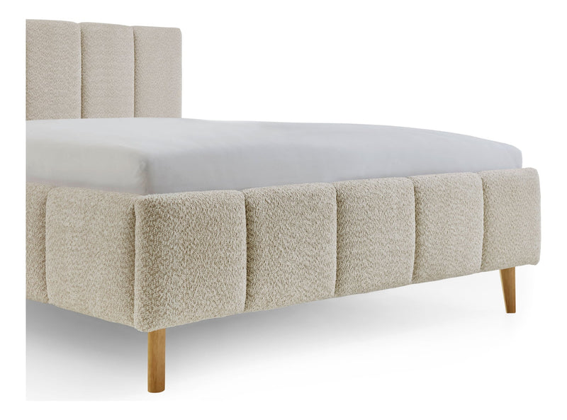 Polsterbett Alva mit Kopfteil-Einzügen und Holzfüßen in Creme – Ansicht 32