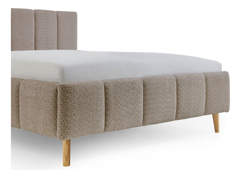 Polsterbett Alva mit Kopfteil-Einzügen und Holzfüßen in Cappuccino – Ansicht 32