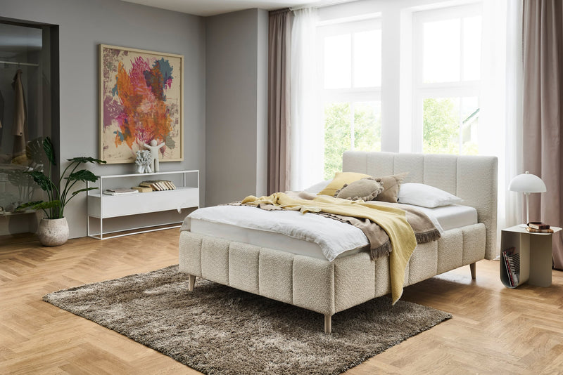 Polsterbett Alva mit Kopfteil-Einzügen und Holzfüßen in Creme – Ansicht 1