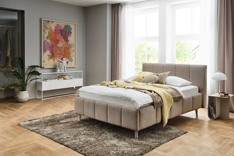 Polsterbett Alva mit Kopfteil-Einzügen und Holzfüßen in Cappuccino – Ansicht 1