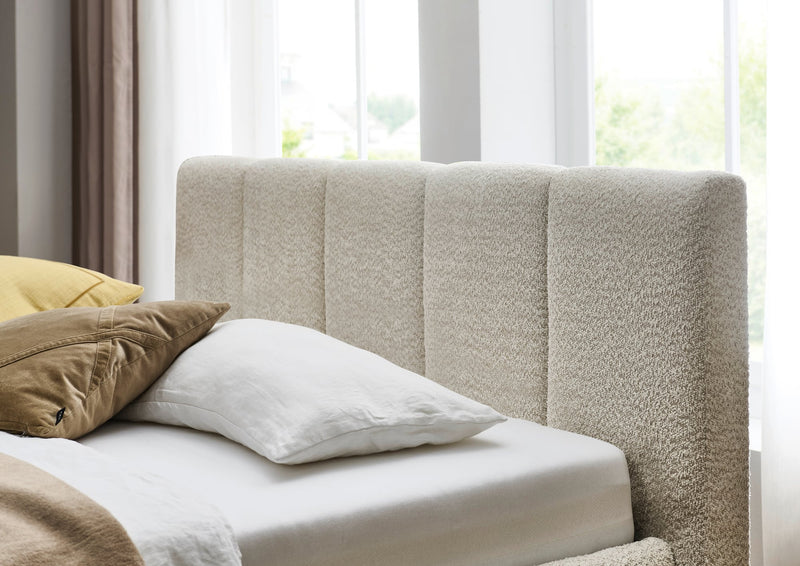 Polsterbett Alva mit Kopfteil-Einzügen und Holzfüßen in Creme – Ansicht 21