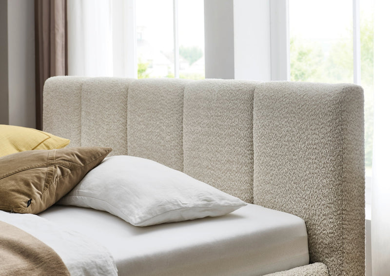 Polsterbett Alva mit Kopfteil-Einzügen und Holzfüßen in Creme – Ansicht 22