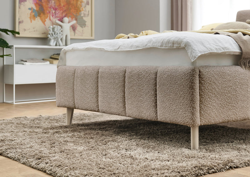 Polsterbett Alva mit Kopfteil-Einzügen und Holzfüßen in Cappuccino – Ansicht 23