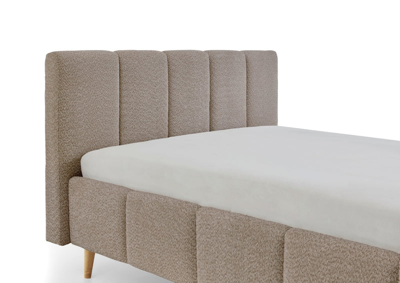 Polsterbett Alva mit Kopfteil-Einzügen und Holzfüßen in Cappuccino – Ansicht 24