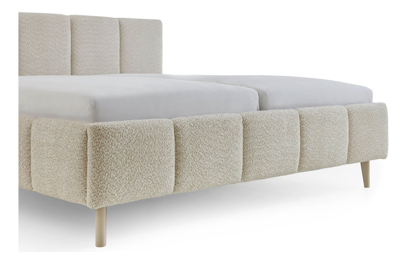Polsterbett Alva mit Kopfteil-Einzügen und Holzfüßen in Creme – Ansicht 25