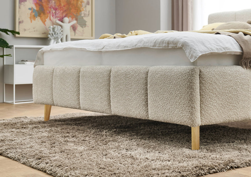 Polsterbett Alva mit Kopfteil-Einzügen und Holzfüßen in Creme – Ansicht 26