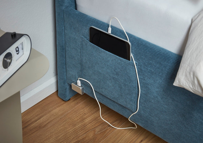 Jugendbett Cool mit Rückenteil und USB-Anschluss, Polsterbett in Blau – Ansicht 5