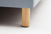 Jugendbett Lena mit Holzfüßen, Polsterbett mit glattem Kopfteil in Eisblau – Ansicht 9