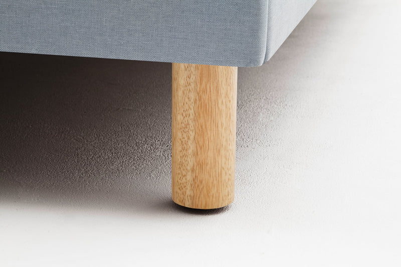 Jugendbett Lena mit Holzfüßen, Polsterbett mit glattem Kopfteil in Eisblau – Ansicht 9