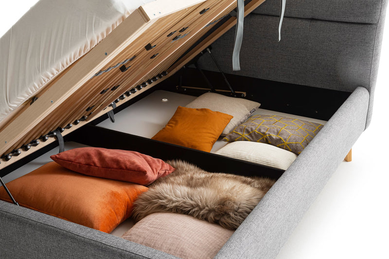 Polsterbett Lotte mit Bettkasten, gestepptem Kopfteil und Holzfüßen in Grau – Ansicht 19