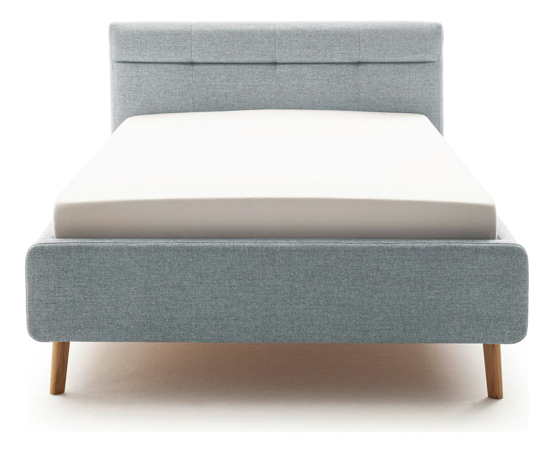 Polsterbett Lotte mit Bettkasten, gestepptem Kopfteil und Holzfüßen in Pastellblau – Ansicht 3