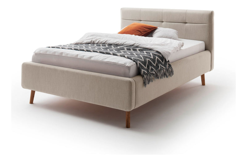 Polsterbett Lotte mit Bettkasten, gestepptem Kopfteil und Holzfüßen in Beige – Ansicht 5
