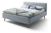 Polsterbett Lotte mit Bettkasten, gestepptem Kopfteil und Holzfüßen in Pastellblau – Ansicht 6