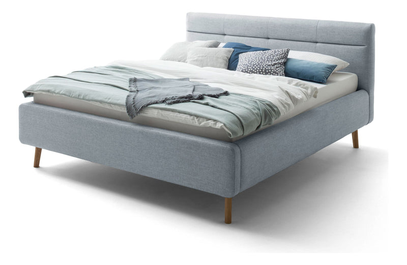 Polsterbett Lotte mit Bettkasten, gestepptem Kopfteil und Holzfüßen in Pastellblau – Ansicht 6