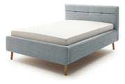 Polsterbett Lotte mit Bettkasten, gestepptem Kopfteil und Holzfüßen in Pastellblau – Ansicht 7