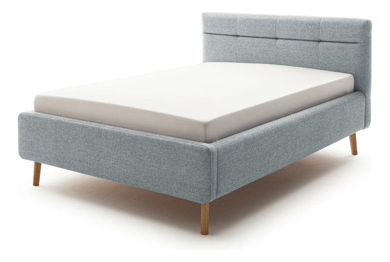 Polsterbett Lotte mit Bettkasten, gestepptem Kopfteil und Holzfüßen in Pastellblau – Ansicht 7
