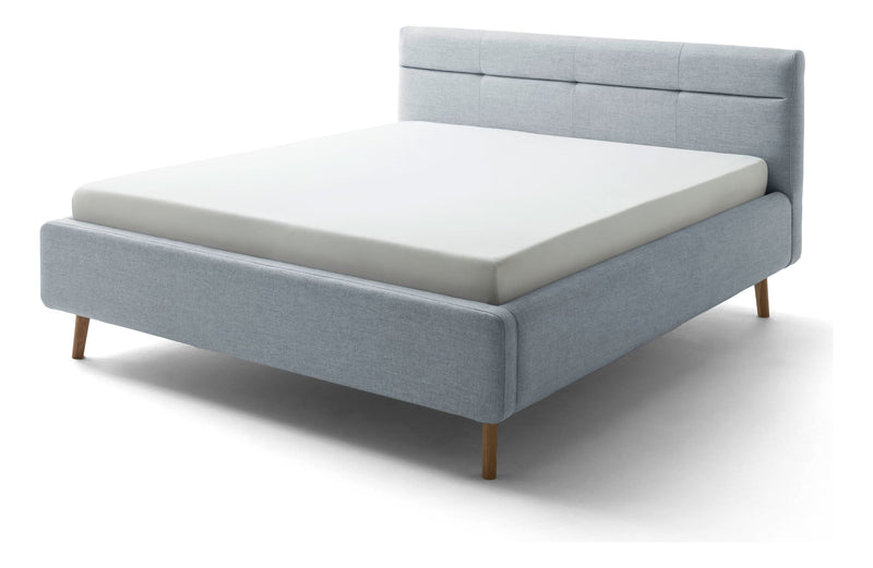 Polsterbett Lotte mit Bettkasten, gestepptem Kopfteil und Holzfüßen in Pastellblau – Ansicht 8
