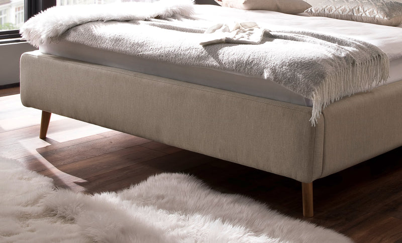 Polsterbett Lotte mit Bettkasten, gestepptem Kopfteil und Holzfüßen in Beige – Ansicht 10