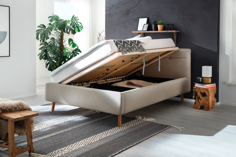 Polsterbett Lotte mit Bettkasten, gestepptem Kopfteil und Holzfüßen in Beige – Ansicht 11