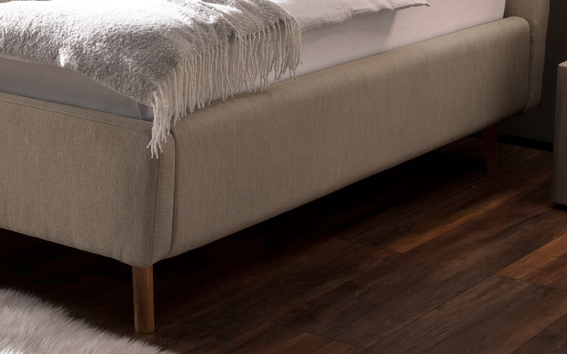 Polsterbett Lotte mit Bettkasten, gestepptem Kopfteil und Holzfüßen in Beige – Ansicht 12