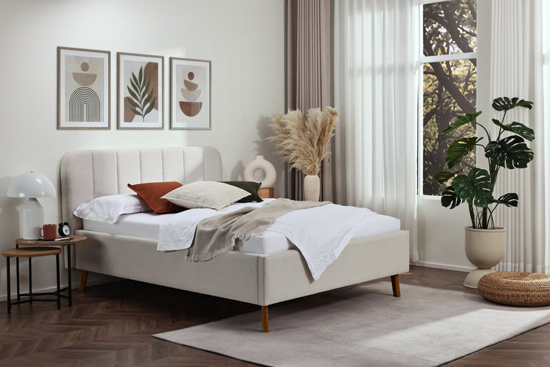 Polsterbett Oslo mit Kopfteil-Einzügen und Holzfüßen in Elfenbein – Ansicht 1