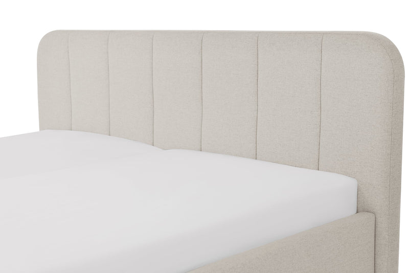 Polsterbett Oslo mit Kopfteil-Einzügen und Holzfüßen in Elfenbein – Ansicht 14