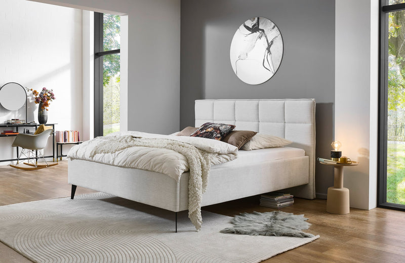 Polsterbett Paulo mit gestepptem Kopfteil und Biese in Beige – Ansicht 1