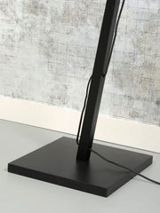Detailansicht des schwarzen Standfußes und Gestells der Stehleuchte Good&Mojo Andes mit verlaufendem Kabel.