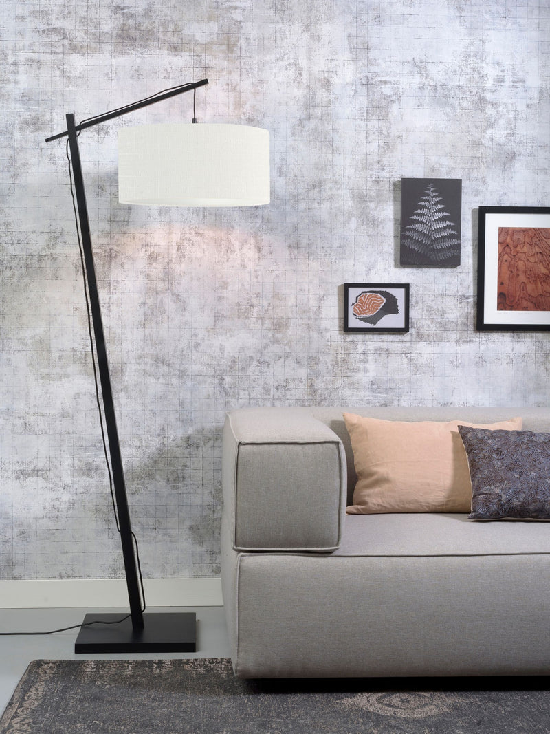 Stehleuchte Andes von Good&Mojo mit schwarzem Bambusgestell und weißem Stoffschirm, im Wohnzimmer neben einem Sofa.