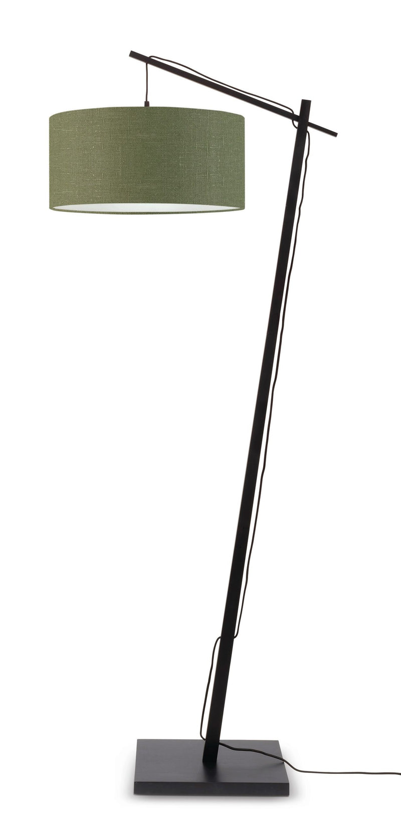 Stehleuchte Andes mit schwarzem Bambusgestell und waldgrünem Stoffschirm, schräg gestelltem Arm vor weißem Hintergrund.